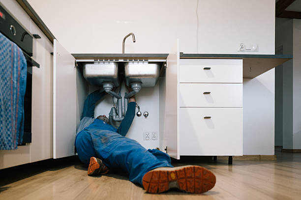 Professional Emergency Plumber technician working in Memphis, TX